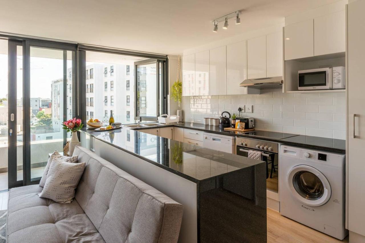 Mondaine Luxurious Spacious And Trendy Apartment