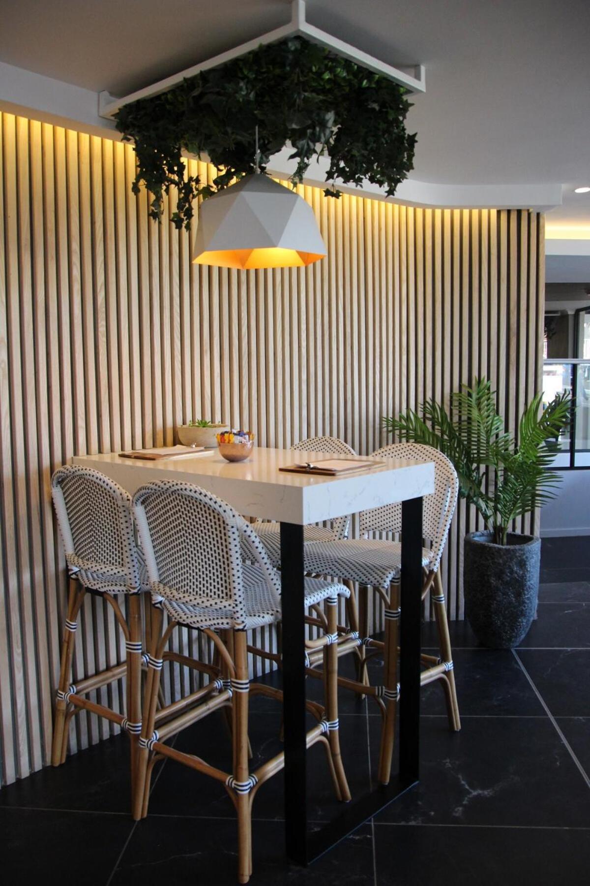 Mondaine Luxurious Spacious And Trendy Cape Town